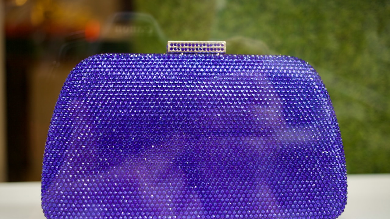 10 Clutch Closure Types to Avoid for a Secure and Stylish Carry