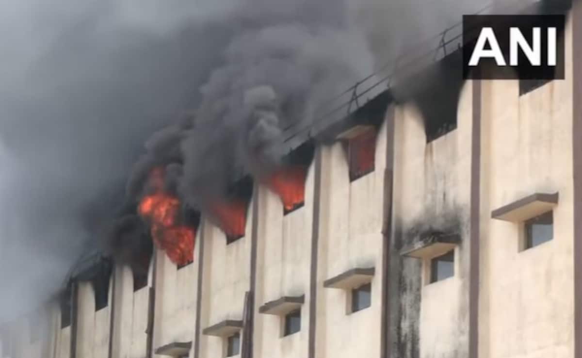 धुआं ही धुआं... सूरत में नायलॉन के कपड़े बनाने वाली फैक्ट्री में भीषण आग