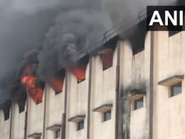 धुआं ही धुआं... सूरत में नायलॉन के कपड़े बनाने वाली फैक्ट्री में भीषण आग