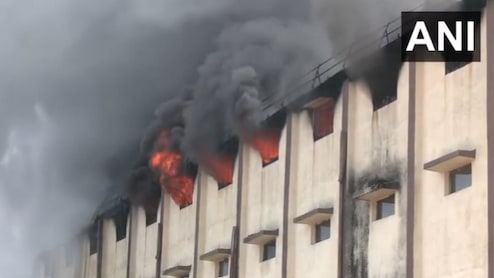 धुआं ही धुआं... सूरत में नायलॉन के कपड़े बनाने वाली फैक्ट्री में भीषण आग