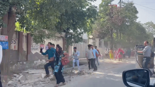 हमें कॉल-मैसेज कर बुलाया गया... नोएडा के सेक्टर 63 में फिर जमा हुई कर्मचारियों की भीड़