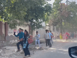 हमें कॉल-मैसेज कर बुलाया गया... नोएडा के सेक्टर 63 में फिर जमा हुई कर्मचारियों की भीड़