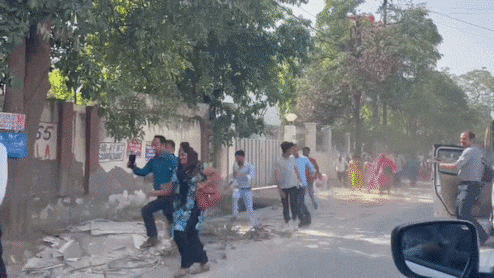 हमें कॉल-मैसेज कर बुलाया गया... नोएडा के सेक्टर 63 में फिर जमा हुई कर्मचारियों की भीड़