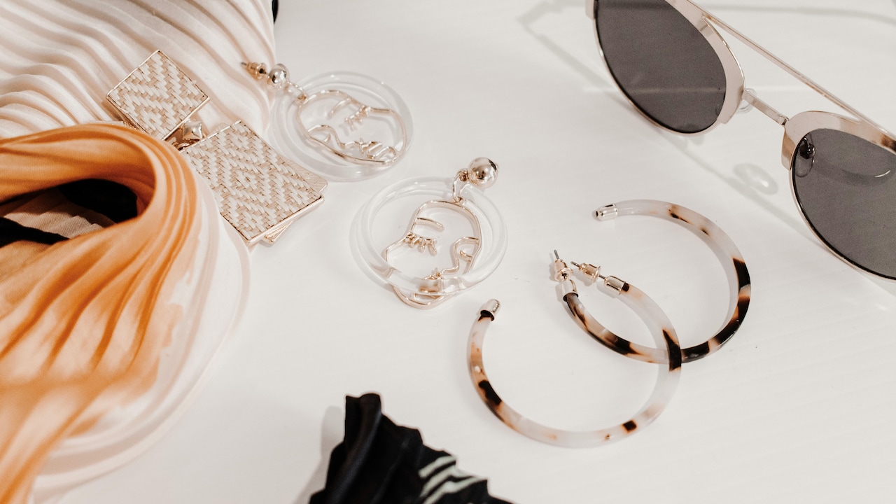 Why Do Small Earrings Feel Heavy? Science Of Material Density Explained