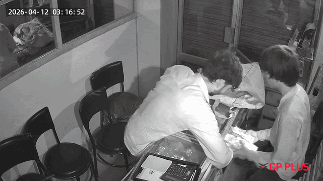 जयपुर में बेखौफ चोर, ज्वेलरी शॉप का चैनल गेट तोड़ 18 किलो चांदी और सोना लेकर फरार