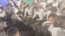 Video: केंद्रीय मंत्री सिंधिया की सभा में खाने की लूट, धक्का-मुक्की के बीच लोगों को जो मिला वही ले लिया&nbsp;