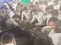 Video: केंद्रीय मंत्री सिंधिया की सभा में खाने की लूट, धक्का-मुक्की के बीच लोगों को जो मिला वही ले लिया&nbsp;