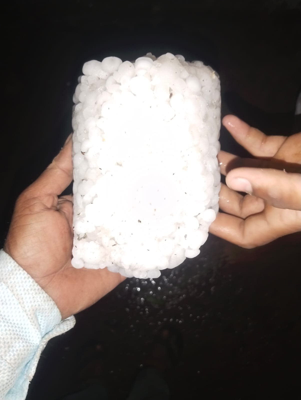 अशोकनगर जिले में भी ओलावृष्टि ये भयानक तस्वीर मुंगावली ब्लॉक के दमदमा गांव की है जहां किसानो को भारी नुकसान का अनुमान फिलहाल आसपास के कई गांव में ओलावृष्टि की सूचना है। साथ ही अशोकनगर के राजपुर के आसपास बामौरा गांव में भी ओलावृष्टि हुई है। अशोकनगर जिले में भी ओलावृष्टि ये भयानक तस्वीर मुंगावली ब्लॉक के दमदमा गांव की है जहां किसानो को भारी नुकसान का अनुमान फिलहाल आसपास के कई गांव में ओलावृष्टि की सूचना है। साथ ही अशोकनगर के राजपुर के आसपास बामौरा गांव में भी ओलावृष्टि हुई है।