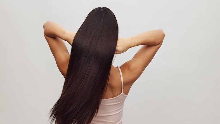 गर्मियों में बाल हेल्&zwj;दी और घने कैसे बनाएं? Myntra के ये शैंपू करें ट्राई, असर देख खुश हो जाएगा मन