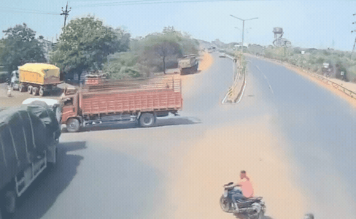Video: ब्रेक लगाने पर घिसटा... ट्रक से टकराया ट्रेलर, नेशनल हाईवे पर पलटा, CCTV में कैद हुआ हादसा&nbsp;