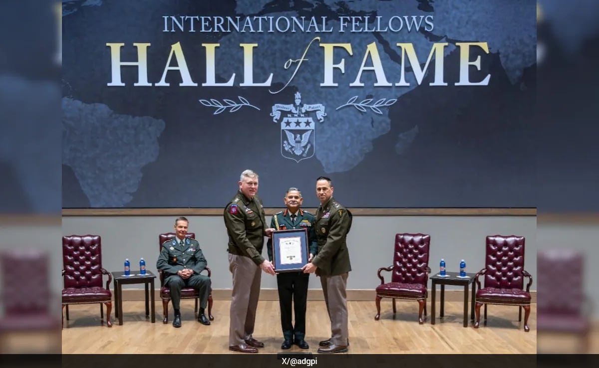Army Chief Inducted Into International Hall Of Fame At US Army War College