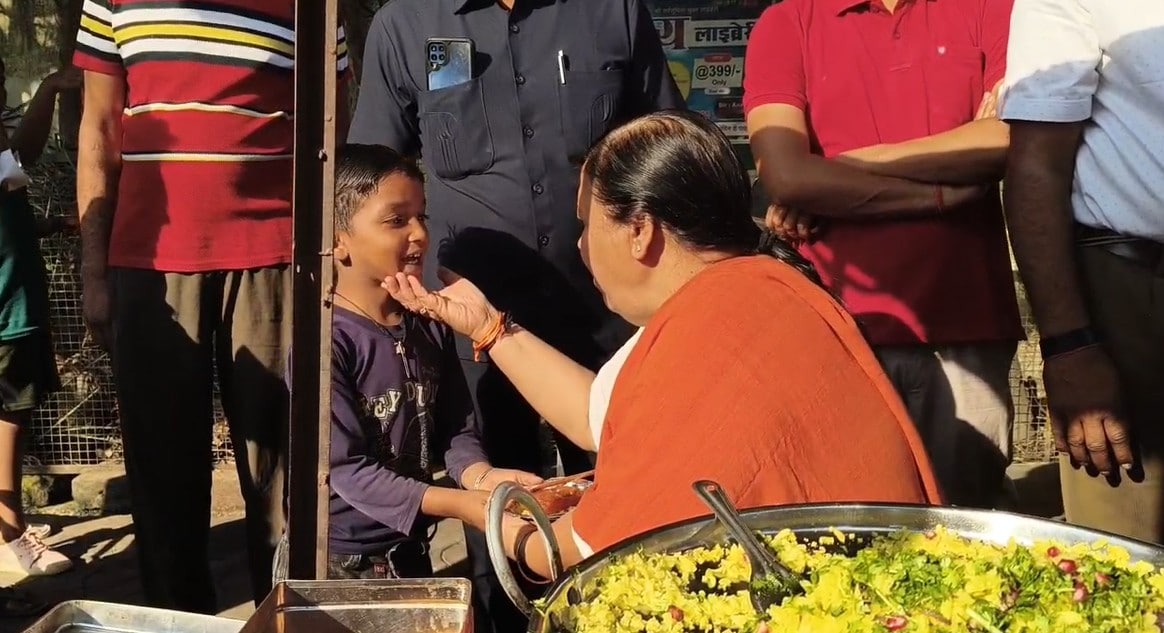 बच्चे को पोहा परोस कर देती दिखी पूर्व सीएम उमा भारती