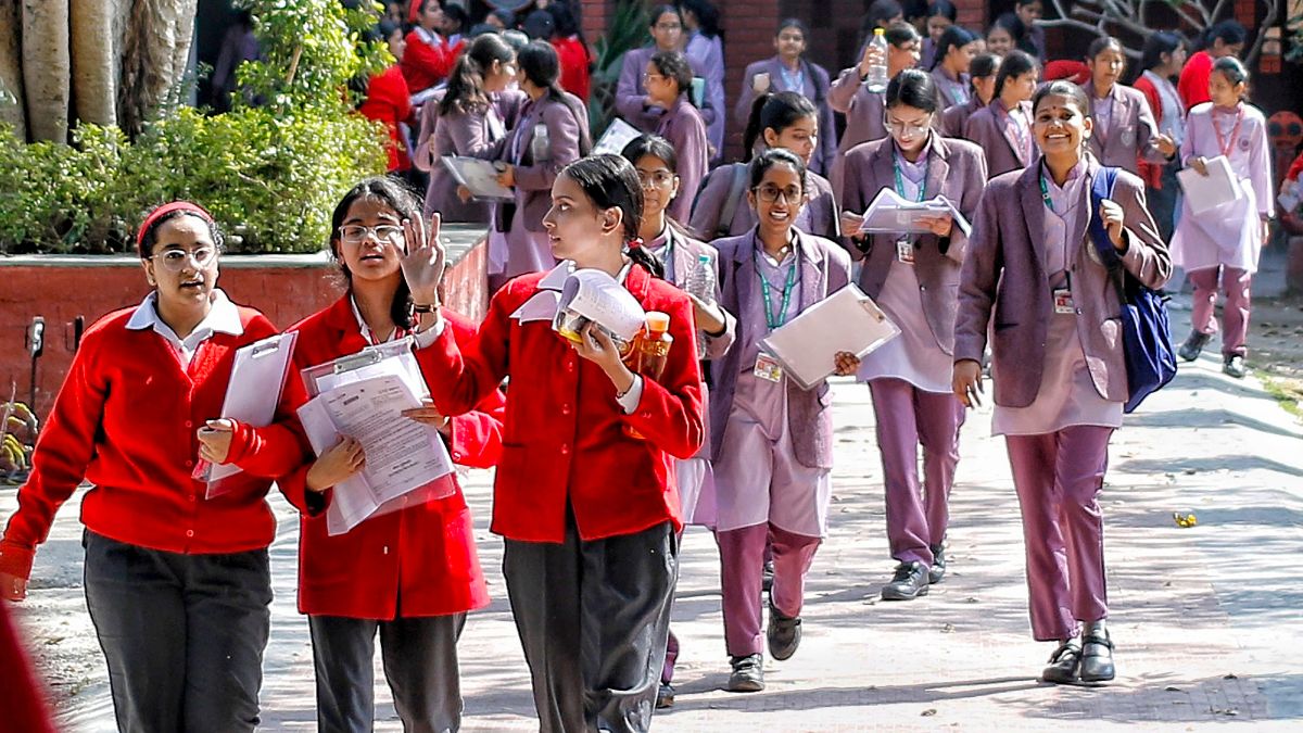 12वीं के री-इवैल्यूएशन में अगर छात्र के नंबर बढ़े तो पैसे करेंगे वापस- OSM मार्किंग विवाद पर CBSE