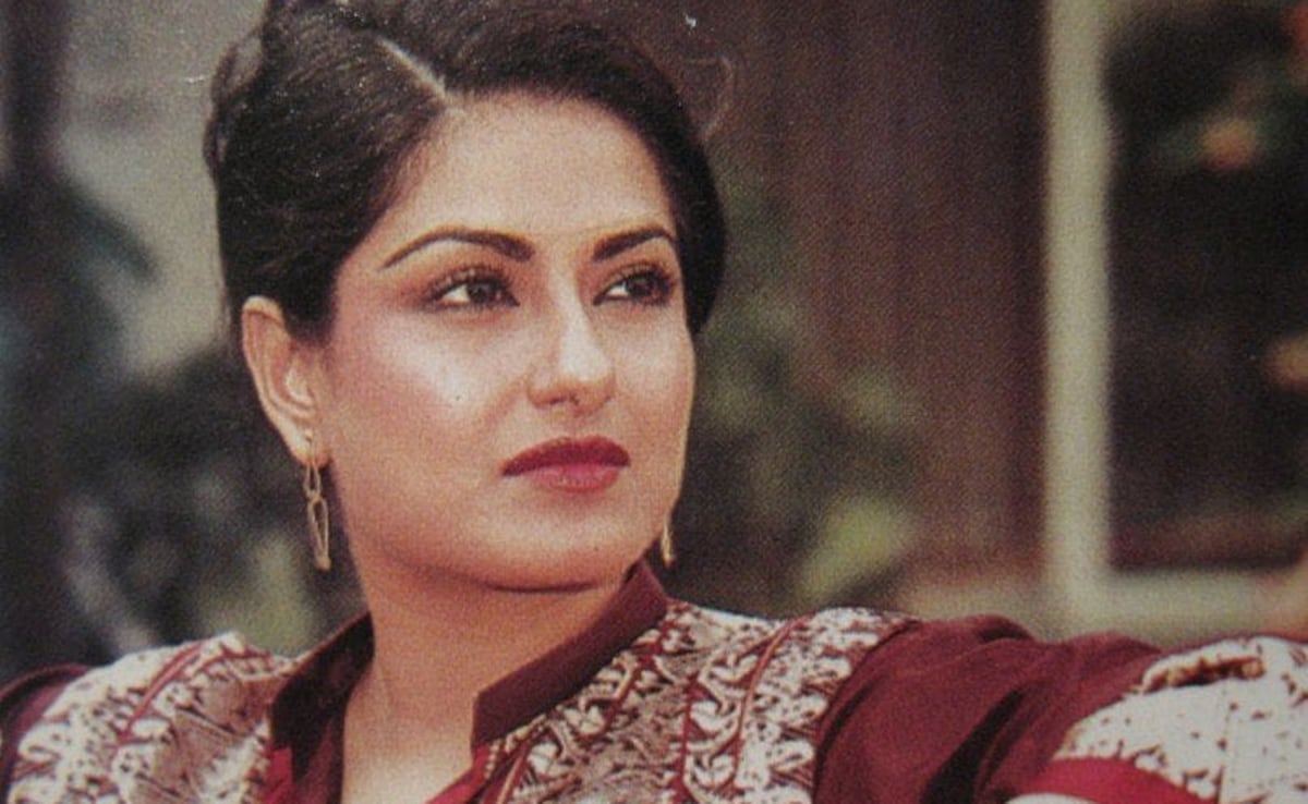 मौसमी चटर्जी के पति की 5 फोटो, 10वीं में थी तब की सगाई, 15 साल की उम्र में शादी, 17 में बनीं मां