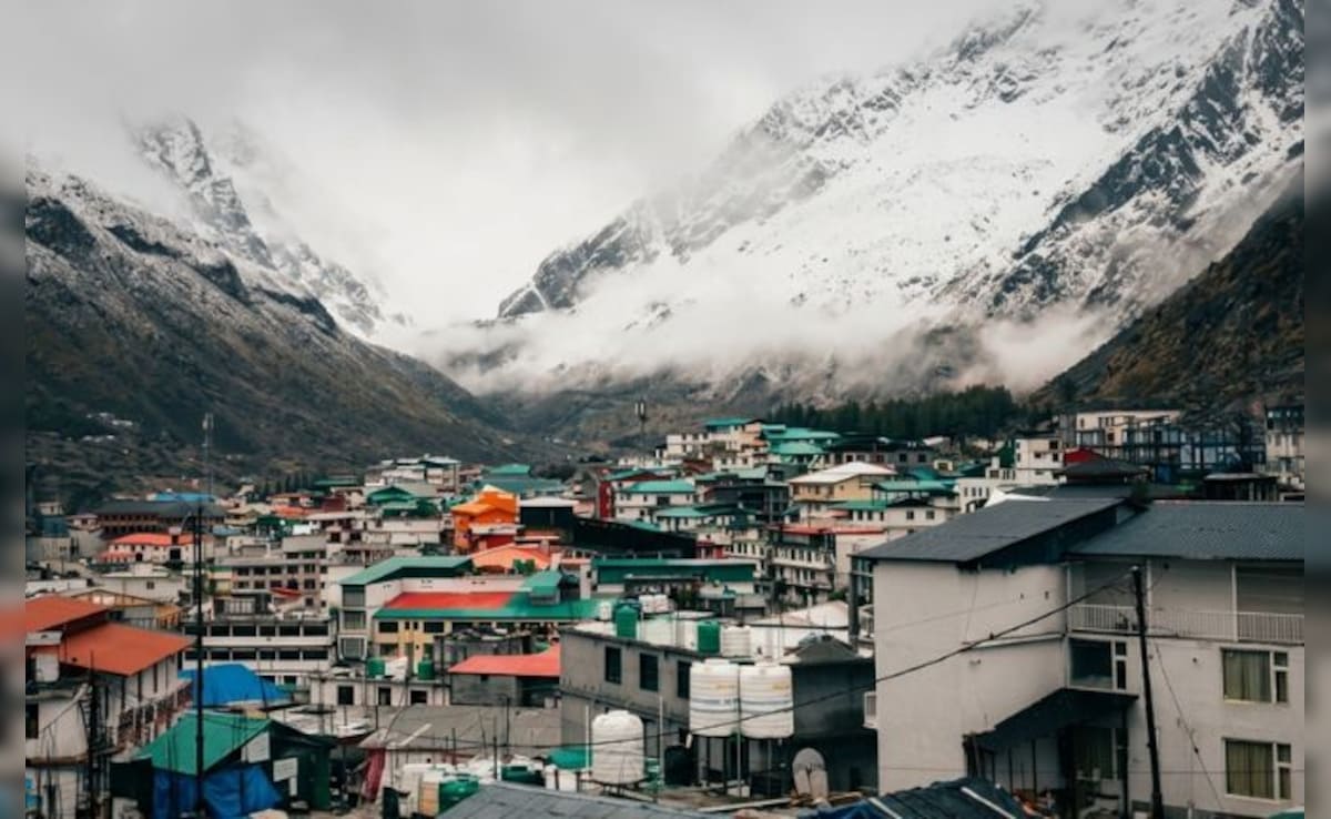 चमोली: मौसम ने बदली करवट, बद्रीनाथ और हेमकुंड साहिब जैसे ऊंचाई वाले इलाकों में बर्फबारी से बढ़ी ठंड