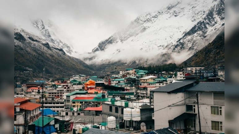 चमोली: मौसम ने बदली करवट, बद्रीनाथ और हेमकुंड साहिब जैसे ऊंचाई वाले इलाकों में बर्फबारी से बढ़ी ठंड