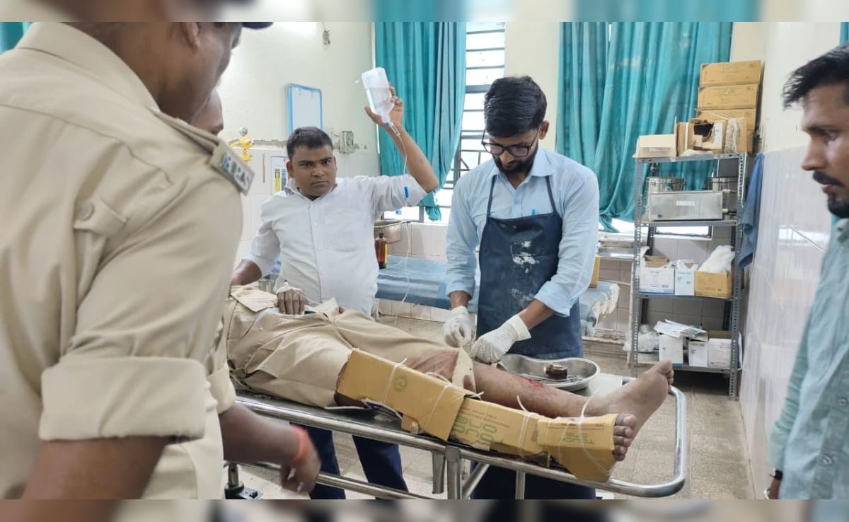 शिवहर सदर अस्पताल में 'जुगाड़' वाला इलाज, दरोगा के टूटे पैर पर बांधा कार्टून, वायरल हुआ वीडियो