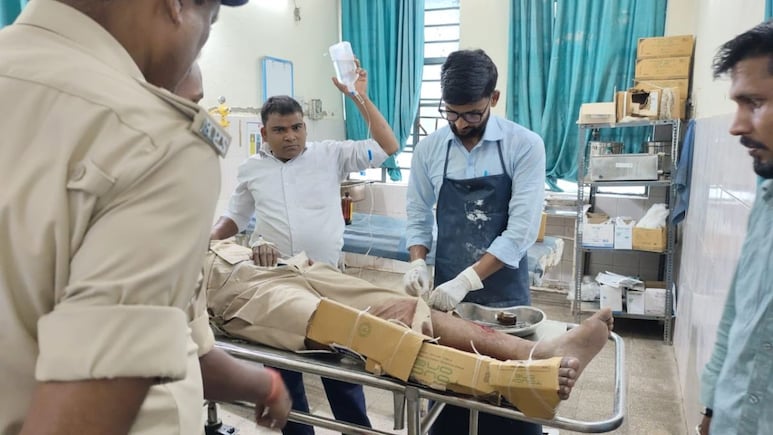 शिवहर सदर अस्पताल में 'जुगाड़' वाला इलाज, दरोगा के टूटे पैर पर बांधा कार्टून, वायरल हुआ वीडियो