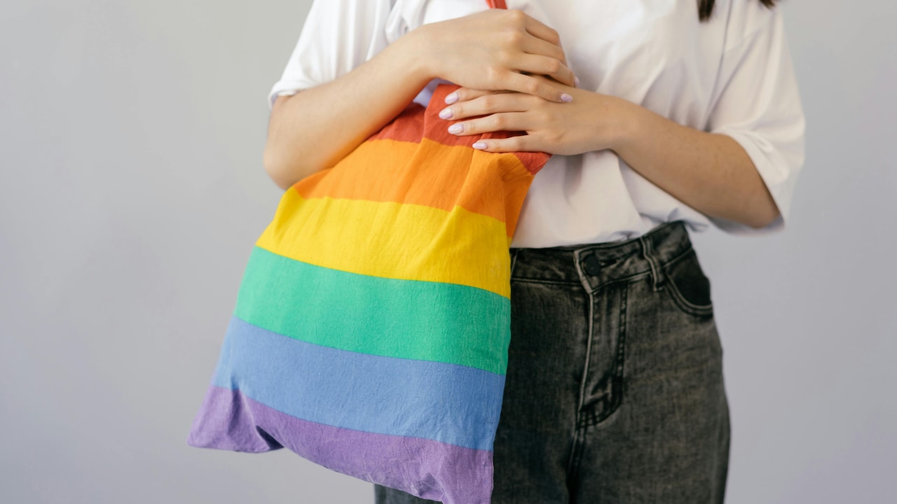 If Your Tote Bag Feels Too Heavy On One Shoulder, These 5 Distribute Weight Better