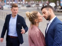 चप्पलमध्ये लावला GPS ट्रॅकर, पतीनं मोबाईलवर पाहिले पत्नीचे कारनामे, स्वत:च्याच घरी बायकोला रंगेहाथ पकडलं अन्..