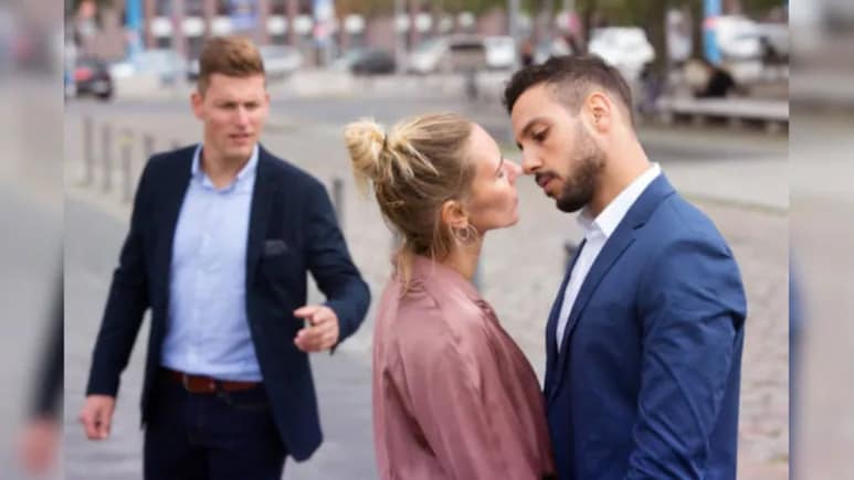 चप्पलमध्ये लावला GPS ट्रॅकर, पतीनं मोबाईलवर पाहिले पत्नीचे कारनामे, स्वत:च्याच घरी बायकोला रंगेहाथ पकडलं अन्..