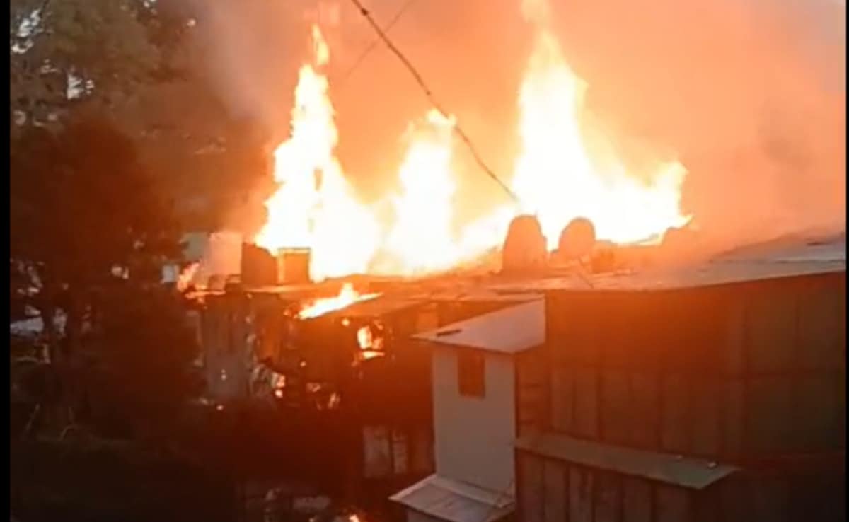 हिमाचल के हेरिटेज मार्केट में आग का तांडव, कसौली में भड़की आग की चपेट में आईं कई दुकानें