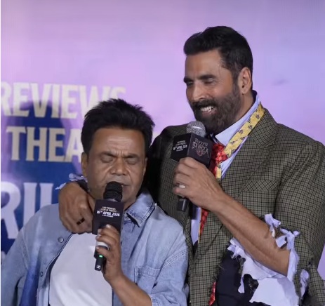 स्टेज पर अपनी बात बोल रहे थे राजपाल यादव, अक्षय कुमार ने बीच में हटाया, बोले- आप ऐसे क्यों बात करते हो...