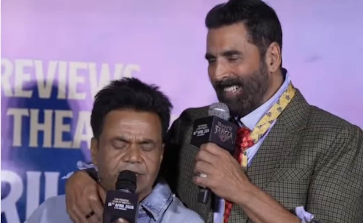 स्टेज पर अपनी बात बोल रहे थे राजपाल यादव, अक्षय कुमार ने बीच में हटाया, बोले- आप ऐसे क्यों बात करते हो...