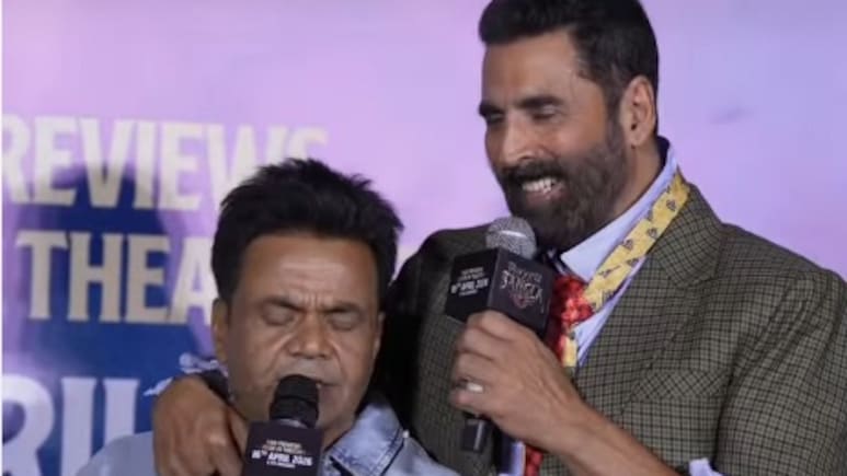 स्टेज पर अपनी बात बोल रहे थे राजपाल यादव, अक्षय कुमार ने बीच में हटाया, बोले- आप ऐसे क्यों बात करते हो...