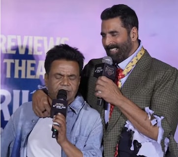 स्टेज पर अपनी बात बोल रहे थे राजपाल यादव, अक्षय कुमार ने बीच में हटाया, बोले- आप ऐसे क्यों बात करते हो...