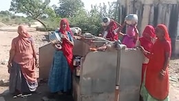 जालौर के गांव में 15 दिनों से पेयजल संकट, 10 किलोमीटर दूर से पानी लाने को मजबूर महिला और बच्चे