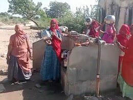 जालौर के गांव में 15 दिनों से पेयजल संकट, 10 किलोमीटर दूर से पानी लाने को मजबूर महिला और बच्चे