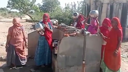 जालौर के गांव में 15 दिनों से पेयजल संकट, 10 किलोमीटर दूर से पानी लाने को मजबूर महिला और बच्चे