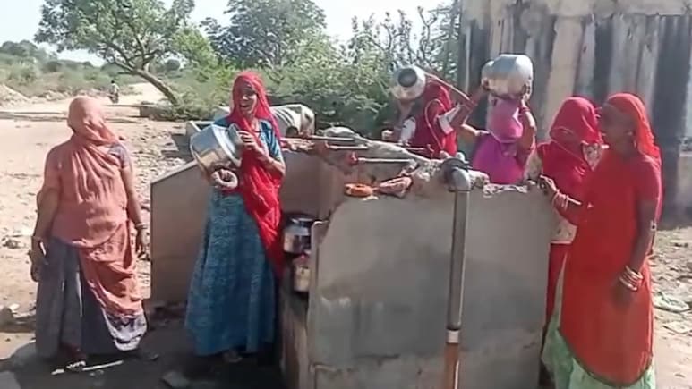 जालौर के गांव में 15 दिनों से पेयजल संकट, 10 किलोमीटर दूर से पानी लाने को मजबूर महिला और बच्चे