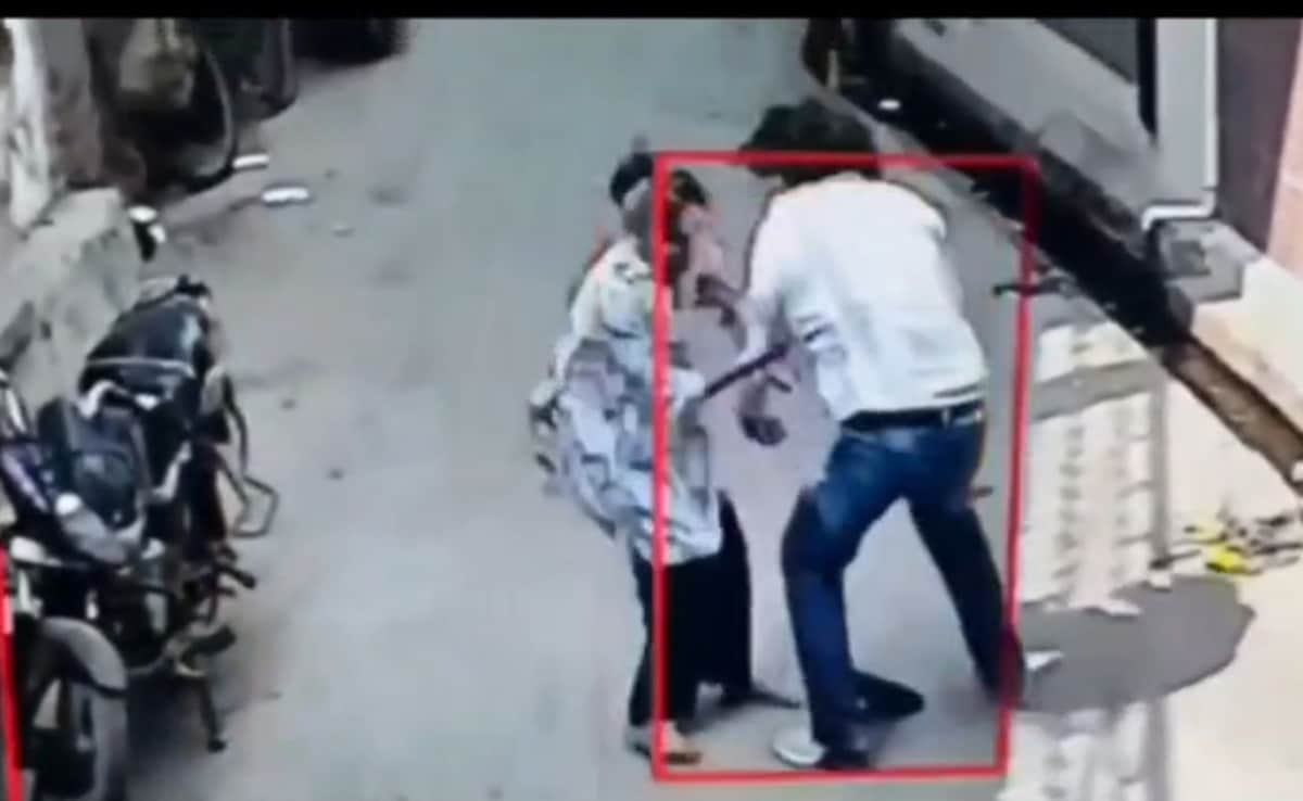 गोरखपुर: ज्वेलरी शॉप से आभूषण लेकर भाग रहे लुटेरों से भीड़ गई बहादुर बेटी, सिखाया सबक, एक को दौड़ाकर पीटा