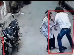 गोरखपुर: ज्वेलरी शॉप से आभूषण लेकर भाग रहे लुटेरों से भीड़ गई बहादुर बेटी, सिखाया सबक, एक को दौड़ाकर पीटा