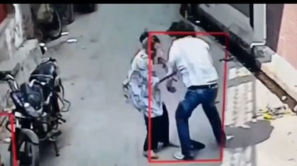 गोरखपुर: ज्वेलरी शॉप से आभूषण लेकर भाग रहे लुटेरों से भीड़ गई बहादुर बेटी, सिखाया सबक, एक को दौड़ाकर पीटा