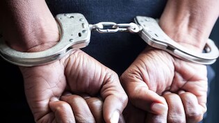 असम: चलती ट्रेन में पिता ने 6 साल की मासूम बेटी का रेत दिया गला, अब महिला की तलाश में जुटी पुलिस