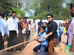 नक्सल मुक्त बस्तर में 'क्रिकेट के भगवान': बच्चों संग की रस्साकशी, सचिन बोले- आज मैं आपसे ज्यादा खुश हूं