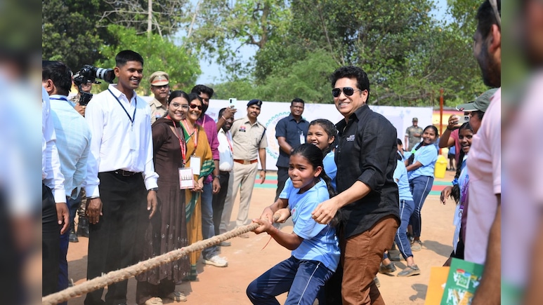 नक्सल मुक्त बस्तर में 'क्रिकेट के भगवान': बच्चों संग की रस्साकशी, सचिन बोले- आज मैं आपसे ज्यादा खुश हूं