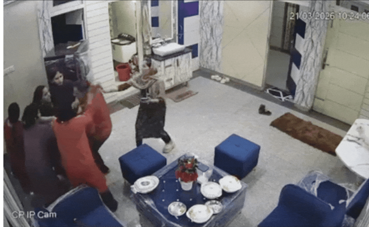 Video: डॉक्टर के घर में घुसा बदमाश, बहादुर लड़कियों ने पकड़कर सिखाया सबक, हो रही जमकर तारीफ &nbsp;