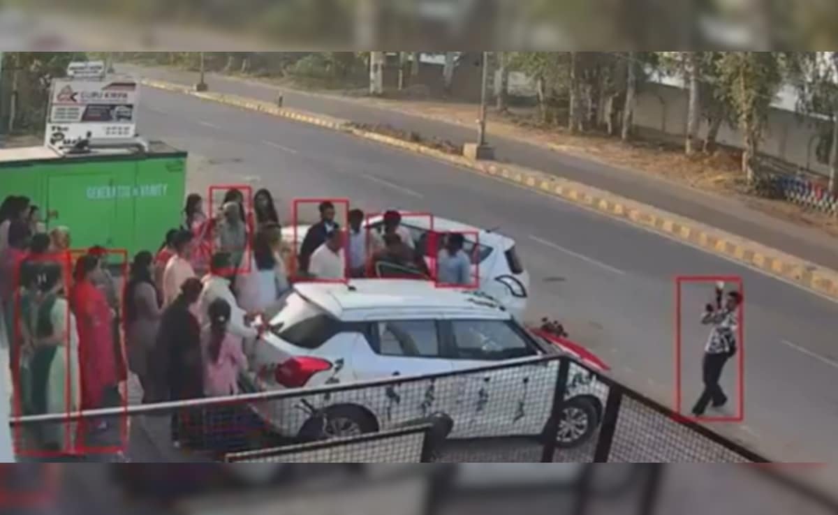 शहनाई के बीच पसरा सन्नाटा...बेकाबू कार ने कैमरामैन को हवा में उछाला, दिल दहला देगा VIDEO