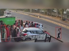 शहनाई के बीच पसरा सन्नाटा...बेकाबू कार ने कैमरामैन को हवा में उछाला, दिल दहला देगा VIDEO