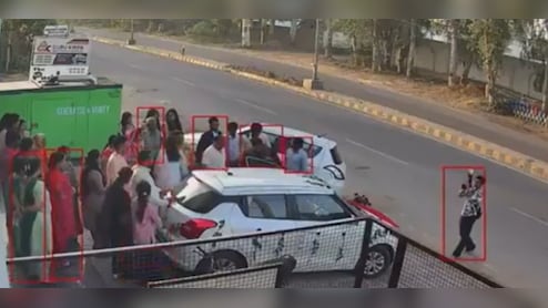 शहनाई के बीच पसरा सन्नाटा...बेकाबू कार ने कैमरामैन को हवा में उछाला, दिल दहला देगा VIDEO