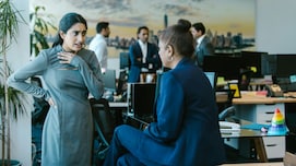 ऑफिस में कौन होते हैं  Frenemy, मीठी बातें करके तबाह कर सकते हैं करियर