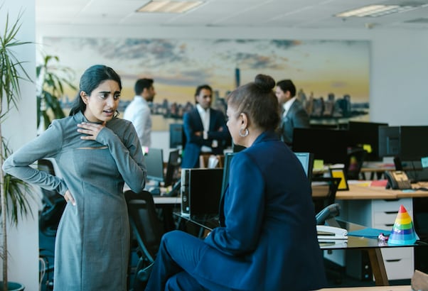 ऑफिस में कौन होते हैं  Frenemy, मीठी बातें करके तबाह कर सकते हैं करियर
