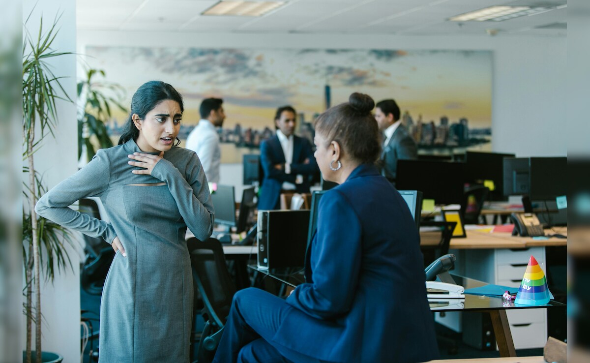 ऑफिस में कौन होते हैं  Frenemy, मीठी बातें करके तबाह कर सकते हैं करियर