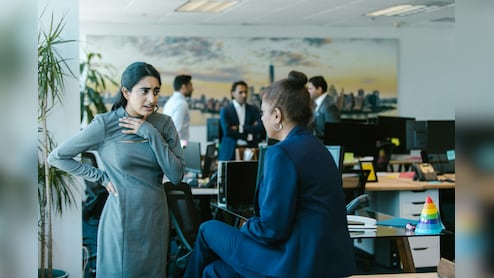 ऑफिस में कौन होते हैं  Frenemy, मीठी बातें करके तबाह कर सकते हैं करियर