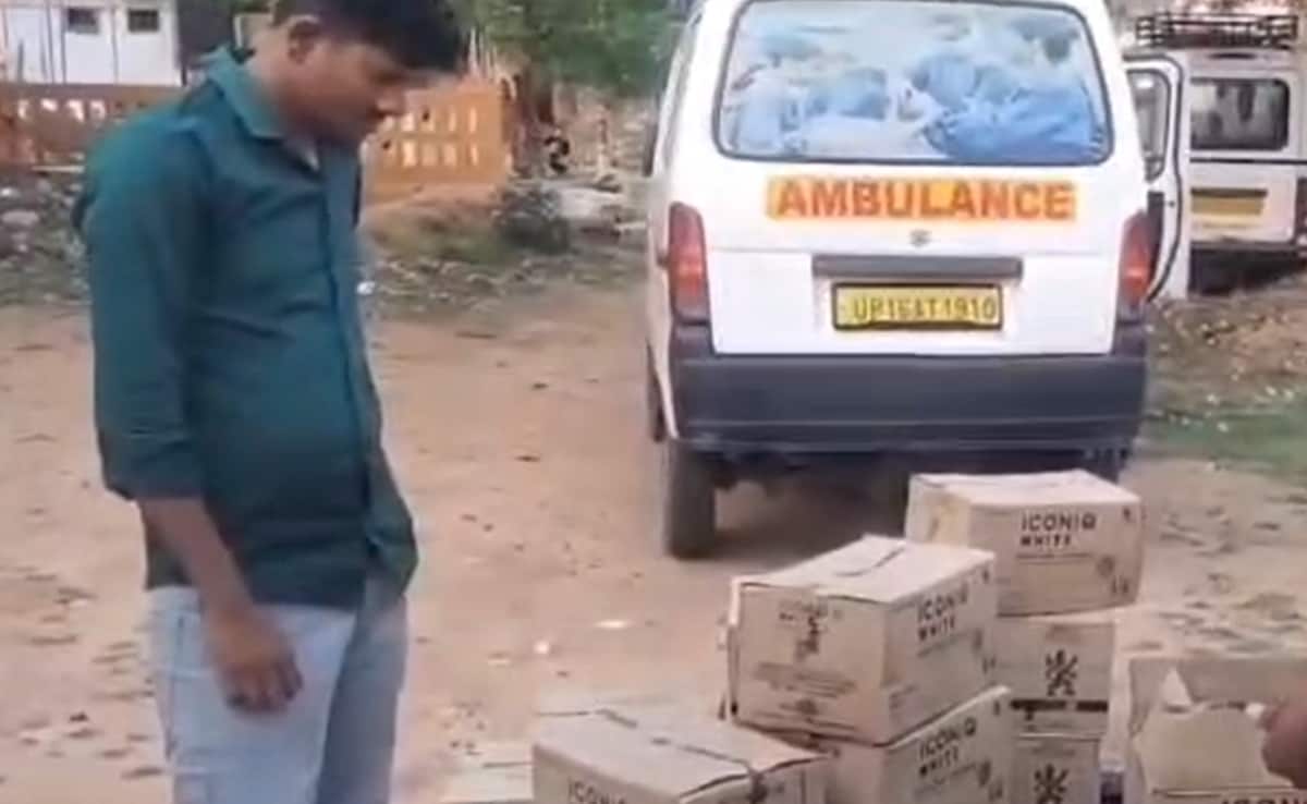 एंबुलेंस में मरीज की जगह नकली शराब! स्ट्रेचर के पीछे ठूंस-ठूंस कर भरी थीं बोतलें, झारखंड पुलिस का बड़ा खुलासा