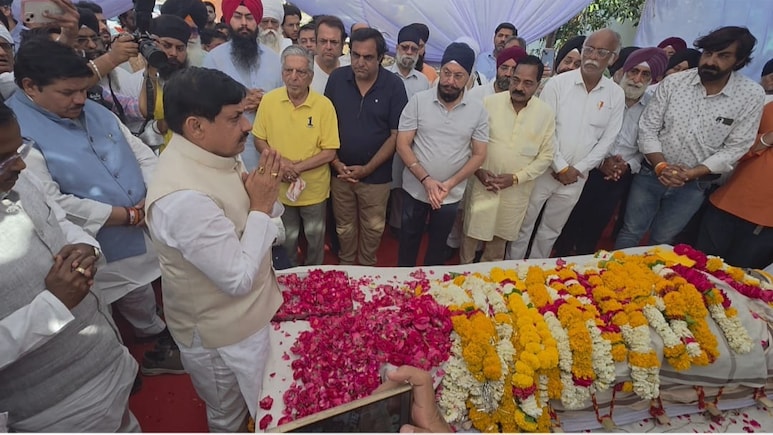 गुरकीरत सिंह मनोचा का पार्थिव शरीर पहुंचा उज्जैन: CM मोहन ने अर्पित किए पुष्प, दी श्रद्धांजलि; परिवार का बंधाया ढांढस